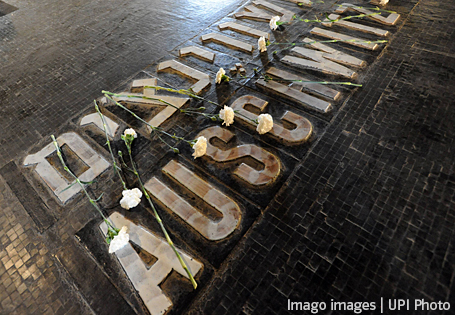 Bild mit Schrift "Auschwitz" zum Holocaust Gedenktag