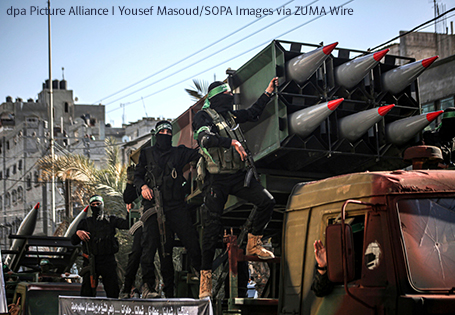 Konfliktanalyse-Israel_Palaestina_Teil4_1 Gaza: Mitglieder der Al-Qassam-Brigaden (der militärische Flügel der Hamas) zeigen Raketen während einer Militärparade.
