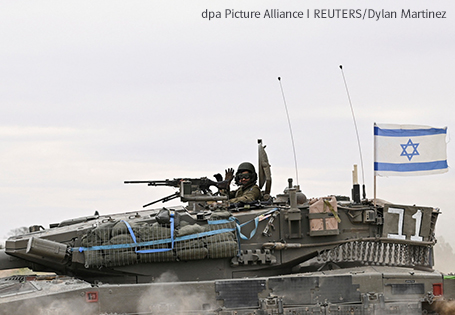 Konfliktanalyse-Israel_Palaestina_Teil4_2 Ein israelischer Soldat in einem Panzer in der Nähe der israelischen Grenze zum Gazastreifen.