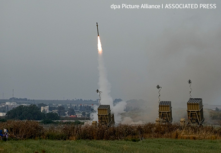 Konfliktanalyse-Israel_Palaestina_Teil4_4 Israels Raketenabwehrsystem Iron Dome feuert eine Abfangrakete ab.