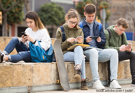 Junge Wahlberechtigte auf Social Media