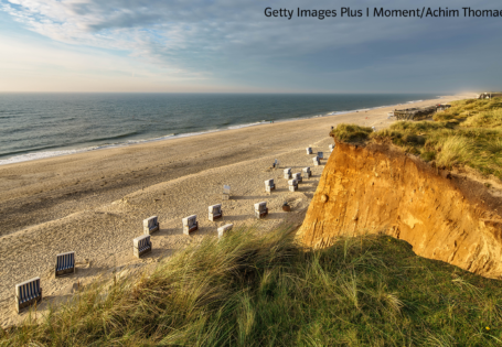 Nordseeküste an der Insel Sylt zwischen den Orten Wenningstedt und Kampen mit Strandkörben und Küstenlinie