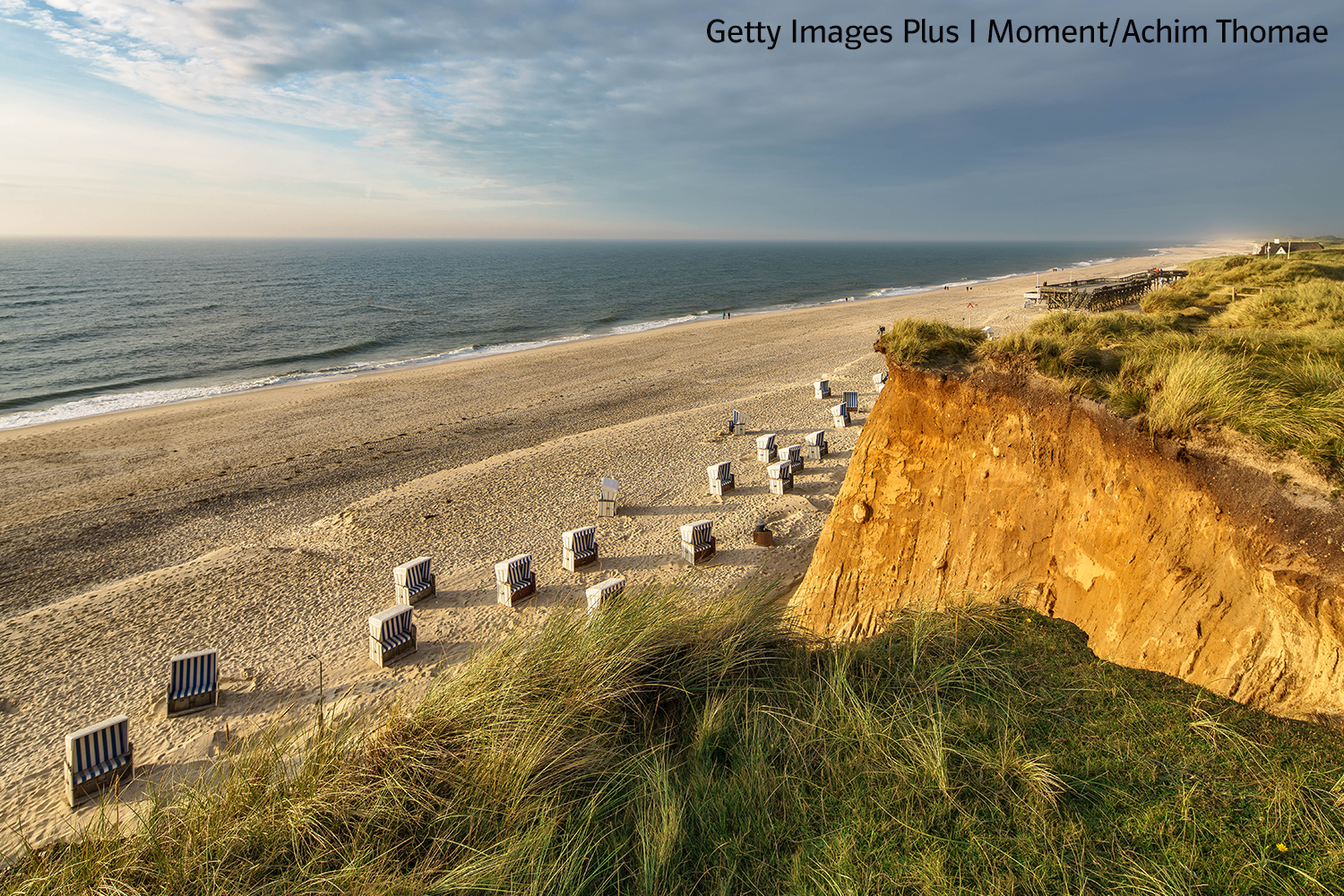 Nordseeküste an der Insel Sylt zwischen den Orten Wenningstedt und Kampen mit Strandkörben und Küstenlinie