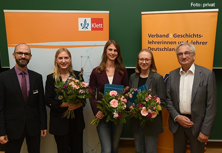 Die drei Gewinnerinnen des Nachwuchswettbewerbs Geschichte 2023 Im Bild v.l.n.r. : Lorenz Steinert Ernst Klett Verlag; Anne Hildebrandt, 2. Platz; Nora Mussler, 1. Platz; Sarah Dotzek, 3. Platz; Dr. Johannes Droste, VGD
