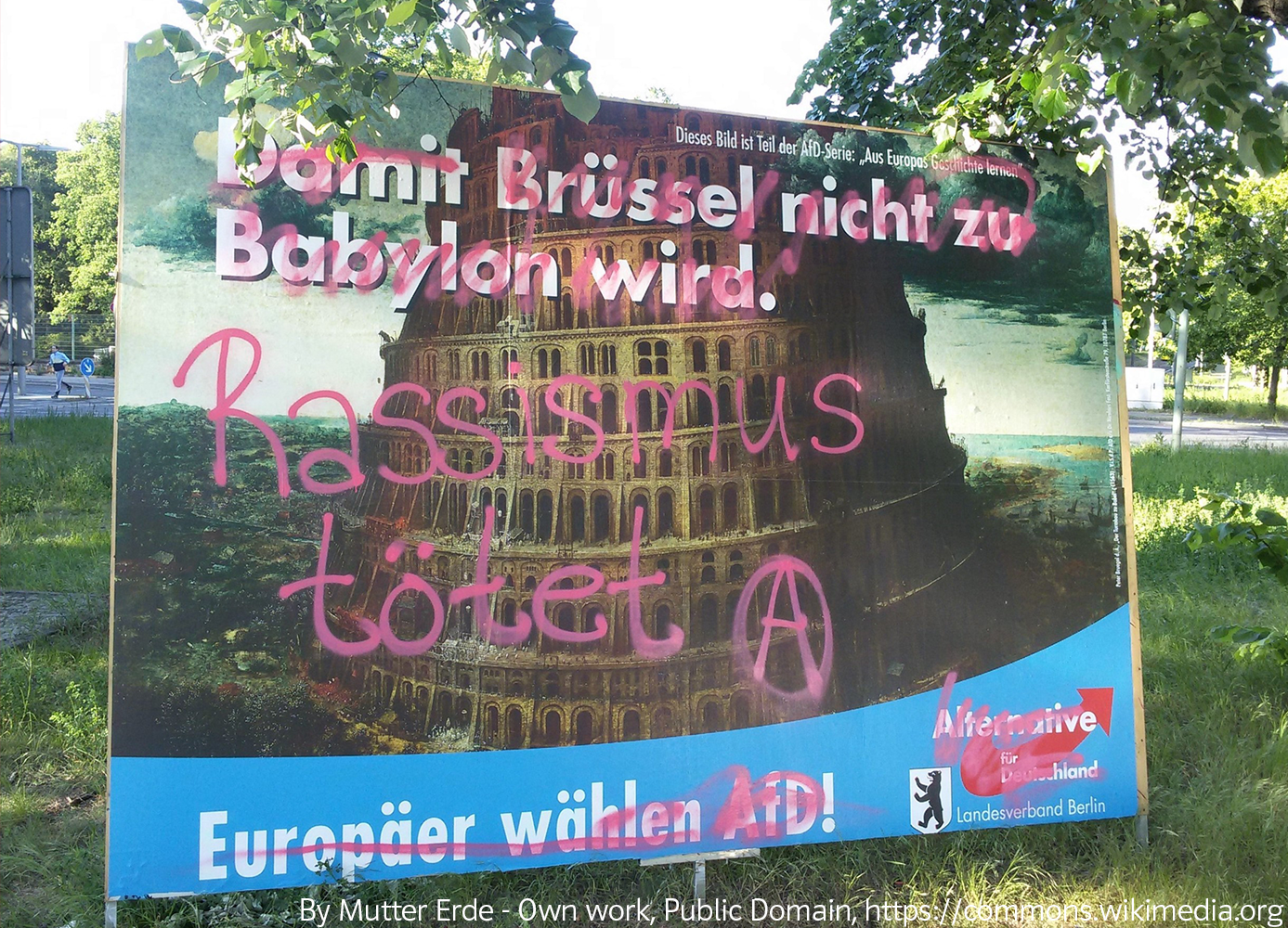 Wahlplakat der AfD, das mit einem roten Graffiti übersprüht ist. Der Schriftzug lautet "Rassismus tötet".