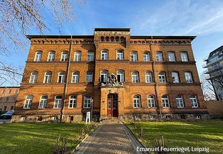 Hausansicht der Riebeckstraße 63 in Leipzig, ein Ort der institutionalisierten Ausgrenzung und Gewalt.