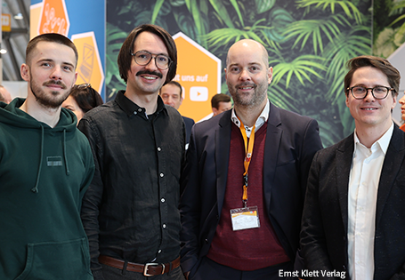 Buzzardteam mit Lehrkraft Johannes Mees und Programmleiter Gesellschaftswissenschaften Armin Häberle