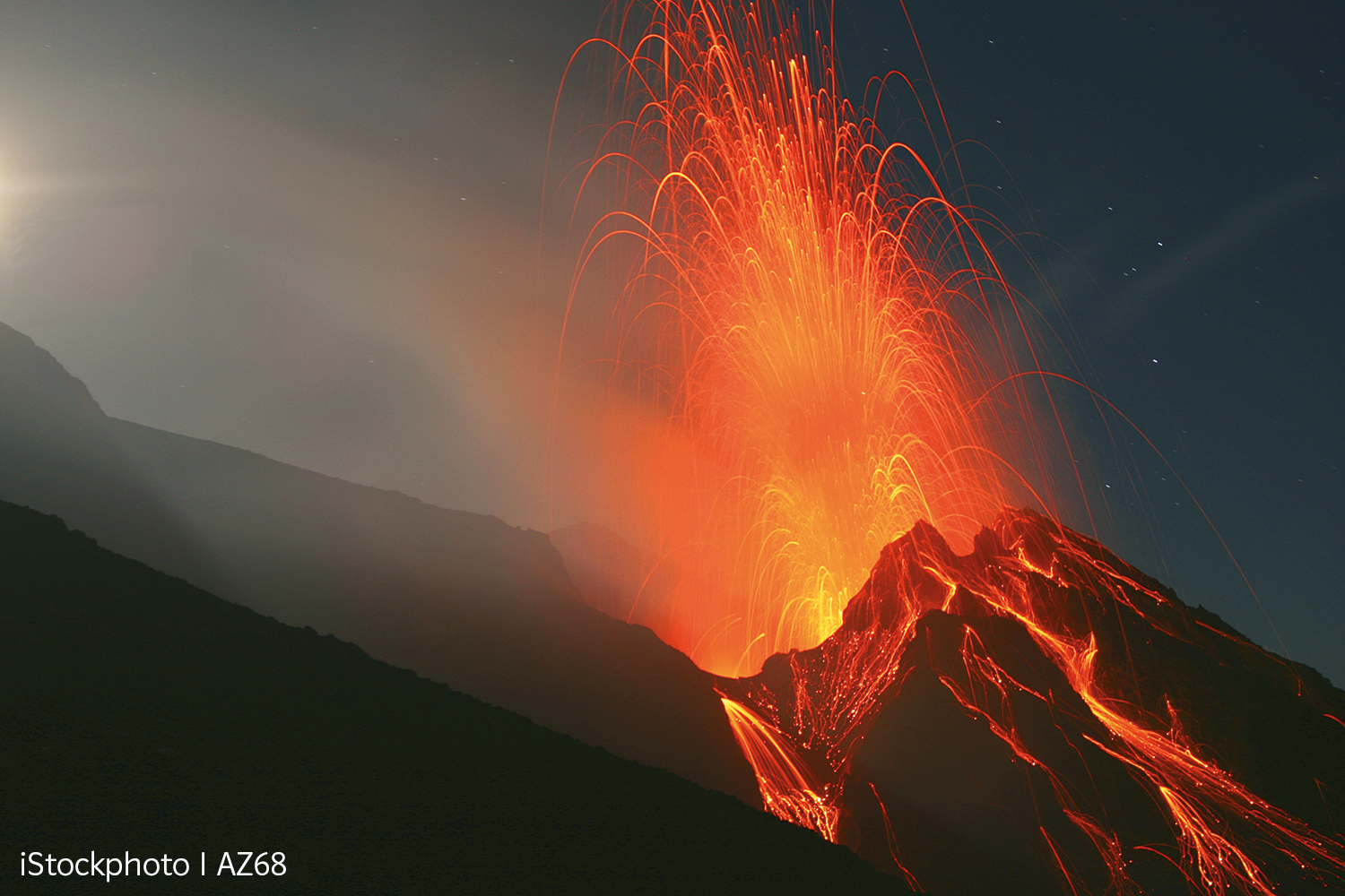 glühende Lava schießt bei Nacht aus einem Vulkan