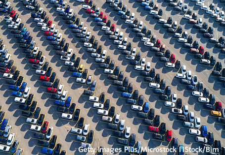 viele Autos parken auf einem großen Parkplatz, Luftaufnahme