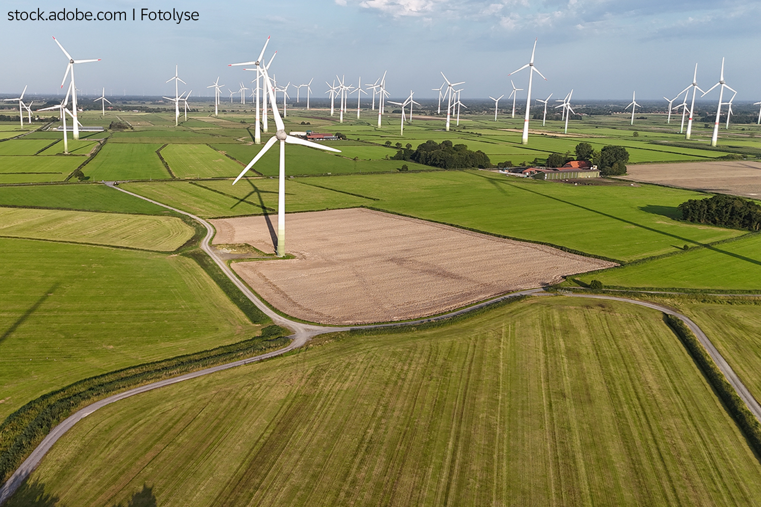 Beitrag_mBN_Kultur_ländl_Raum1 Windräder in ländlicher Landschaft aus der Luft fotografiert