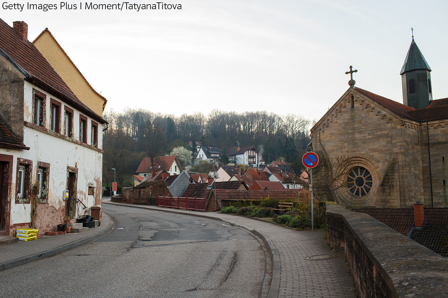 Beitrag_mBN_Kultur_ländl_Raum3 Bild eines Ortes mit Kirche und verfallenem Haus