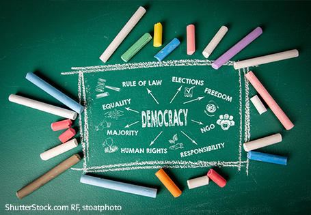 Bild einer Kreidetafel mit der Aufschrift "Democracy"