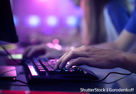 Person spielt Computerspiel