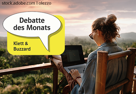 Debatte des Monats: Reizwort "Lifestyle-Teilzeit"; junge Frau sitzt auf Balkon mit hochgelegten Beinen und Laptop darauf, Weitblick in Natur im Hintergrund