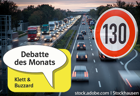 Autobahn mit viel Verkehr und einem Verkehrsschild mit der Zahl '130' sowie dem Logo 'Debatte des Monats Klett & Buzzard'