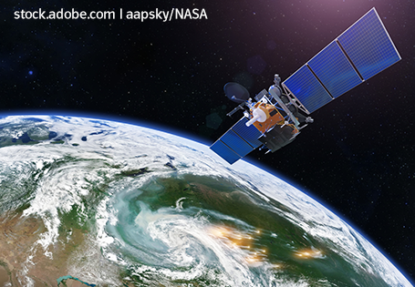 Ein Satellit mit Satellitenschüsseln, Antennen und großen Solarmodulen umkreist auf einer Erdumlaufbahn die Erde.