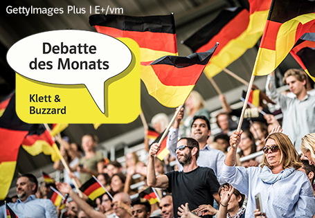 Jubelnde Fans mit Deutschlandfahnen in einem gefüllten Sportstadion. Darüber die Sprechblase "Debatte des Monats" von Klett und Buzzard.